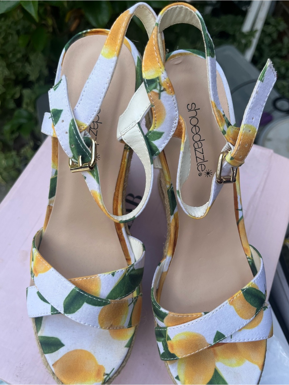 Shoe Dazzle Lemon Print Slingback Sandals - White/Yellow size 9